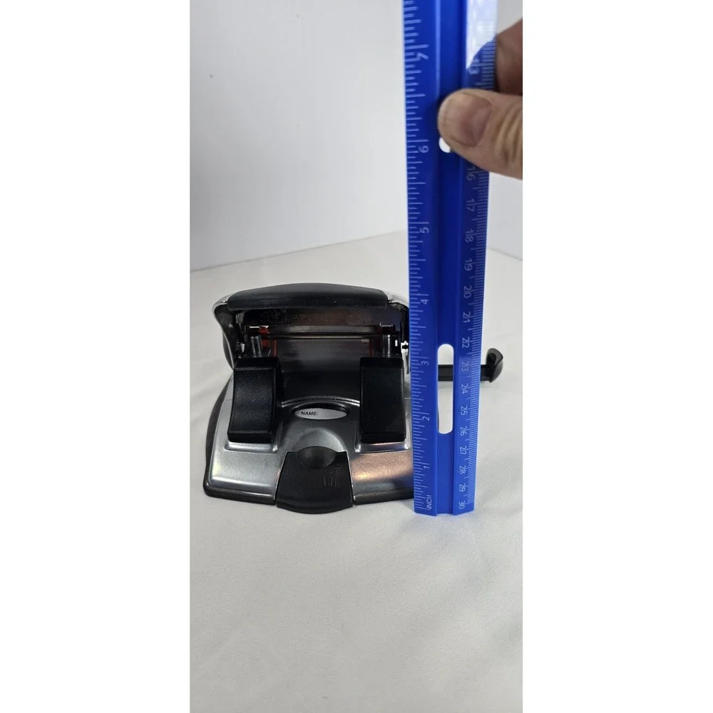 Swingline Easy View 2-Hole Punch 20 Sheets‎ Green/Red Light Alignment Indicator